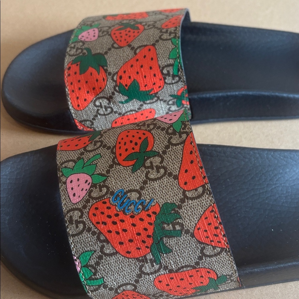 Authentic Gucci GG Strawberry Print Slides - Picture 6 of 6